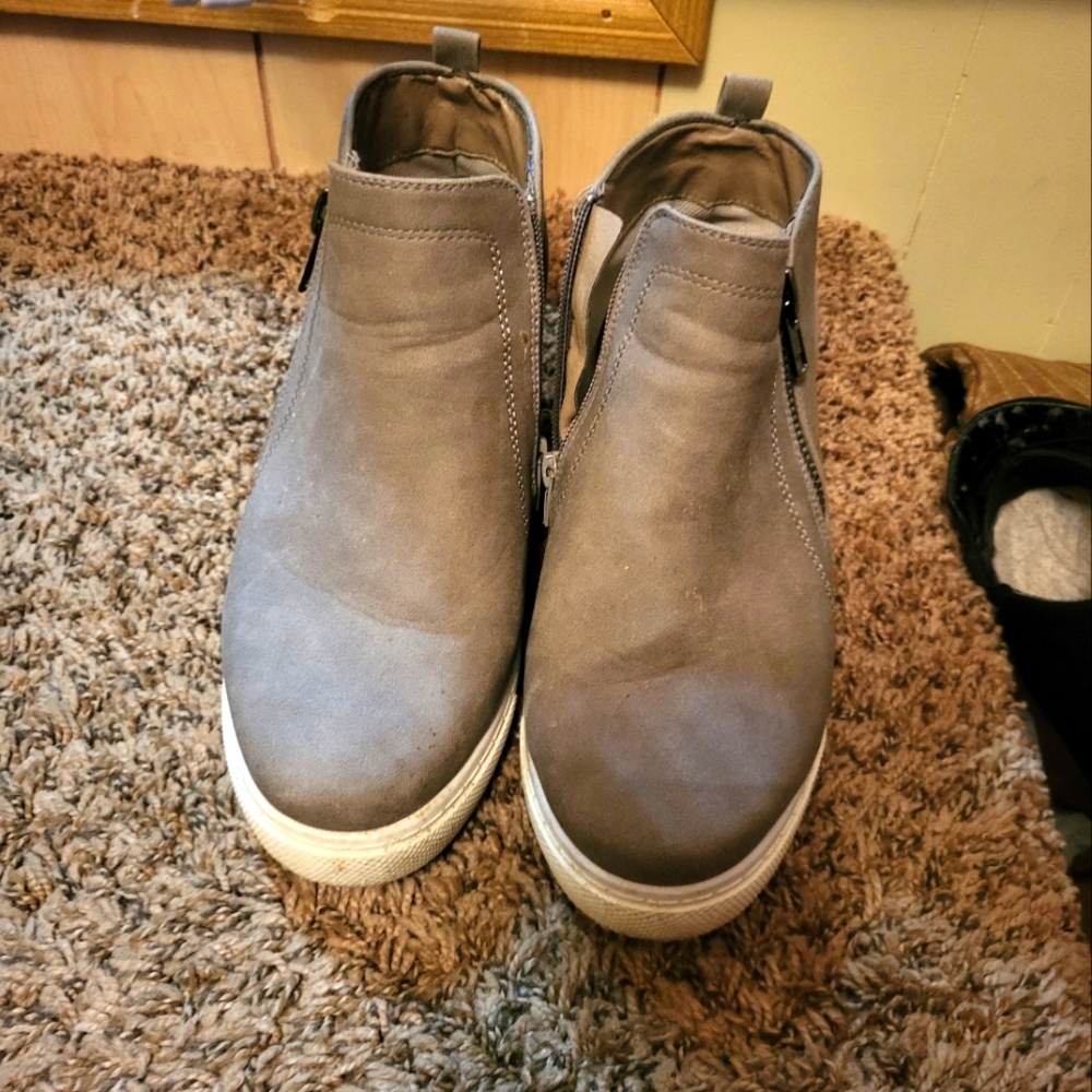 Wedge sneakers